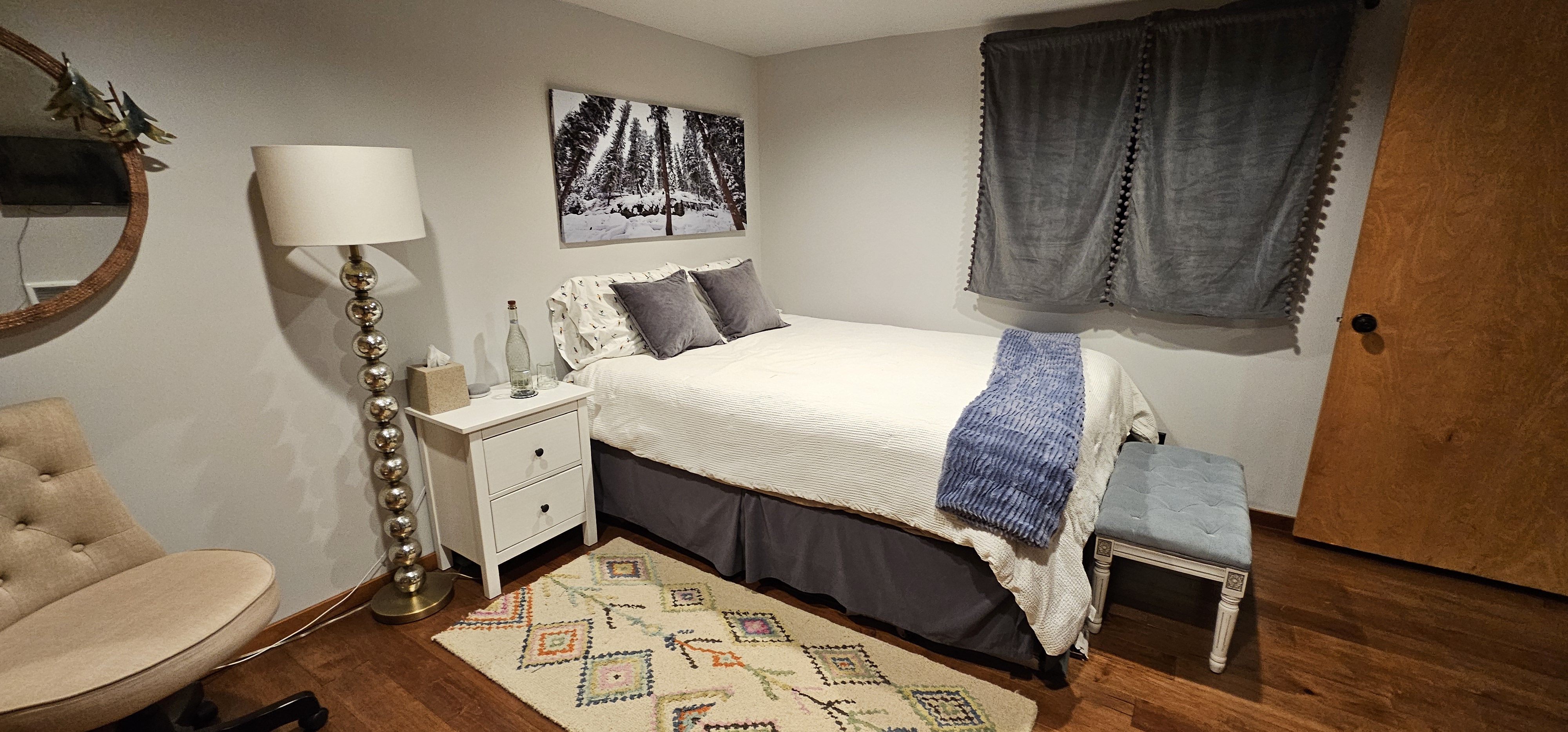 Winter Room with queen bed